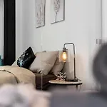 A Comfy Apt Only A 5-Min Walk To Victoria Market