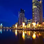 An Amazing 2Br Apt With City Views In Southbank