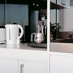 Stylish Bay-Side Executive Apt W Parking