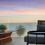 Stylish Bay-Side Executive Apt W Parking