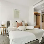 Stylish 2B2B Carlton Garden At Doorstep Cbd 3 Beds