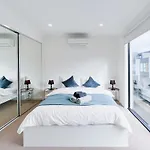 Modern 3-Level Townhouse Freeparking