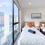Modern 3-Level Townhouse Freeparking