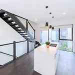 Modern 3-Level Townhouse Freeparking