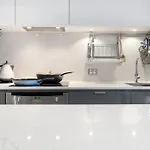 Executive 2 Bed 2 Bath With City & Garden Views