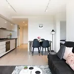 Clarendon St Chic Modern 2-Bedroom Apartment Escape