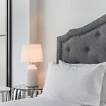 Incredible City Views In Convenient Cbd Apartment