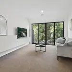 Perfectly Located 4-Bed House In Kensington