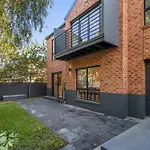 Perfectly Located 4-Bed House In Kensington