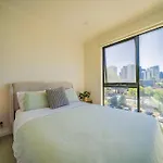 City View 2Br2B- Close To Cbd-Parking