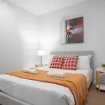 Melbourne Cbd 2Br Apt With Pool Gym