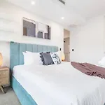 Opulent & Spacious Condo Overlooking Albert Park