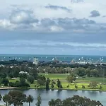 Opulent & Spacious Condo Overlooking Albert Park