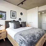 Stylish 2-Bed Apt In Southbank With Parking