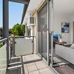 Cosy 1-Bed Balcony Unit In Quiet Street By Shops