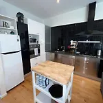 Ascot Vale - Lovely 2 Bedroom Townhouse Close To Everything!
