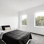 Entire 4 Bedroom Townhouse -Sleeps 6/7- All Yours