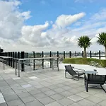 Gorgeous Flat In Brunswick East With Pool, Gym And Rooftop