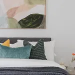 A 2Br Apt With Harbour Views And Free Parking