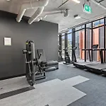 Executive 2-Bed Apartment With Views, Gym And Pool
