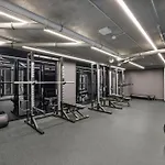 Executive 2-Bed Apartment With Views, Gym And Pool