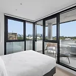 Executive 2-Bed Apartment With Views, Gym And Pool