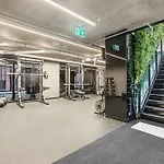 Executive 2-Bed Apartment With Views, Gym And Pool
