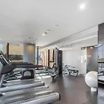 Chic 1-Bed With Pool & Amenities In St Kilda Road