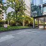 Chic 1-Bed With Pool & Amenities In St Kilda Road