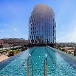 Chic 1-Bed With Pool & Amenities In St Kilda Road