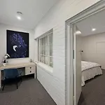 Luxurious Art Deco Abode Opposite Albert Park Lake