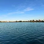 Luxurious Art Deco Abode Opposite Albert Park Lake