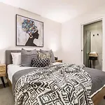 Hip Pad In Cool St Kilda Precinct Free Parking