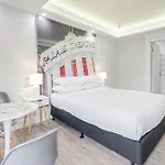 Quirky Studio With Sleek Decor In St Kilda