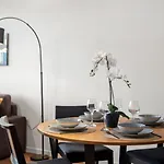 Serene Two Bedroom Apartment In Melbourne Cbd With Free Parking