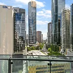 Central Southbank Apt W Balcony, Pool & Parking
