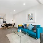 Central Southbank Apt W Balcony, Pool & Parking