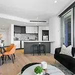 Skyhigh 2Br W Stunning River Views, Gym & Pool