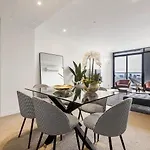 Condo W Sweeping Views Rooftop Pool 2 Car Parks