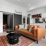 Light-Filled Artistic Getaway - Smith St
