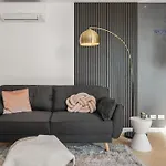 Wow Self-Contained Apartment On Hall