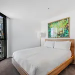Chic 1-Bed With Harbour Views & Pool By Tram Line