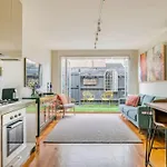 Modern House - 5 Mins To The City, Beach & Free Car Park