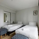 Modern Nomads Central Melbourne Spacious 2Br City Skyline Views