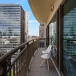 Modern Nomads Central Melbourne Spacious 2Br City Skyline Views