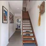Designer Townhome Adjacent To East Brunswick Village 2Min To Tram Plus Private Parking