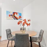 Modern Docklands - Vibrant City Stay