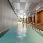 Modern Docklands - Vibrant City Stay