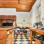 Charming Fitzroy Retreat Art, Dining, Serenity