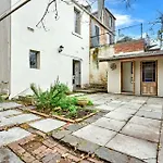 Charming Fitzroy Retreat Art, Dining, Serenity